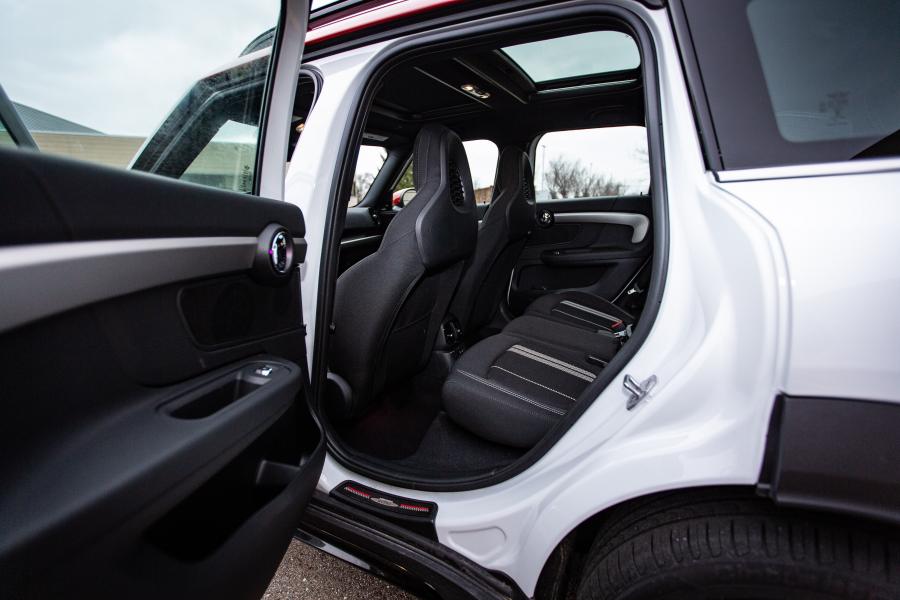Интерьер Mini John Cooper Works Countryman (F60) 2017 года  (NA) (фото 36 из 40)